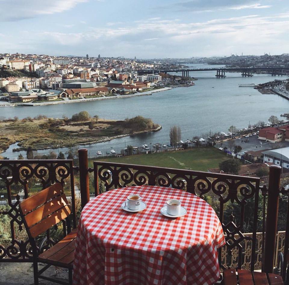 Herkiz gelip giçer bo dünyadan 
Önemli olan..giçibte güzel bir eser  bırakmaktır..buradan giçen gibi (S.E)