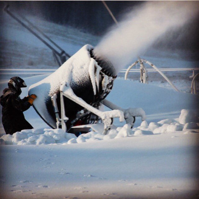 katiep18's tweet photo. Chilly days and snow guns. ❄️ #realgirlsride #tnflocals #skinh #concordnh #NH #WinterWonderland #hiddencollective @ClifBar #clifffreshtracks https://t.co/BZSwy4oObL