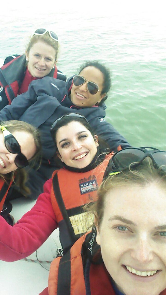 USGVoile's tweet photo. Après des heures d'attente sur l'eau les Palourdes d'US Gazelec contentes de 2 manches courues @USGVoile #womenscup @APCC_com #VoileSportive https://t.co/hgwBwwnK65