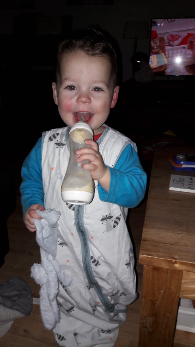 ErikvdKlooster's tweet photo. @WieIsDeMol Flesje opengetrokken, ik kijk de finale van #widm mee met Papa en Mama #finalewidm https://t.co/UT1kfxXugj