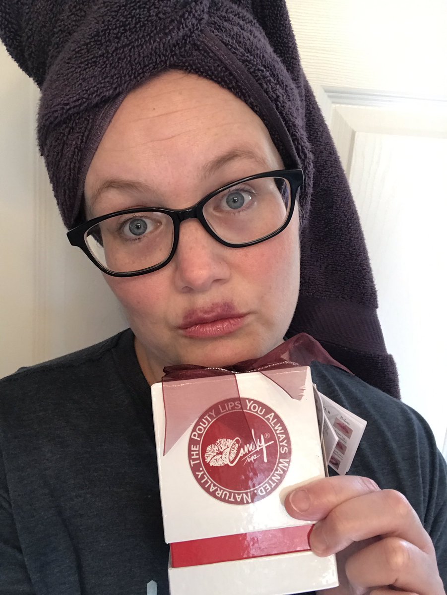 Pretty sure I need to buy a good foundation if I want to use this product. <a href="/MyCandyLipz/">CandyLipz</a>  #lmao #thankfullyitssaturday #lmao