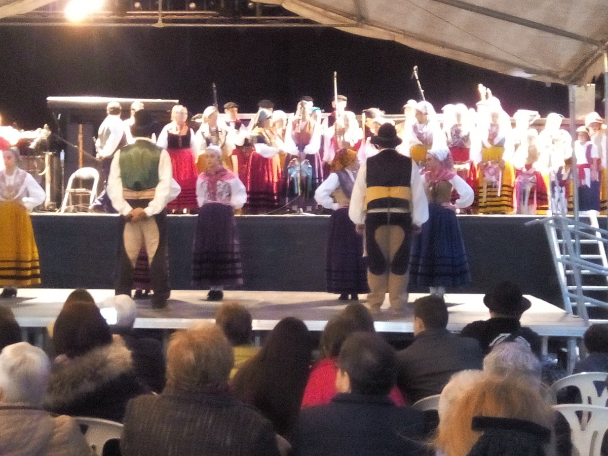 Disfrutando de Fest.Fokl. en Vernejo GD La Robleda y GD La Pilarica @EstherMerino_PP <a href="/msabascal/">Mari Carmen Sañudo</a> <a href="/GcosioLeo/">Leo</a> <a href="/dasanzubi/">danisanzu</a> <a href="/foramontanosfm/">Foramontanosradio</a>