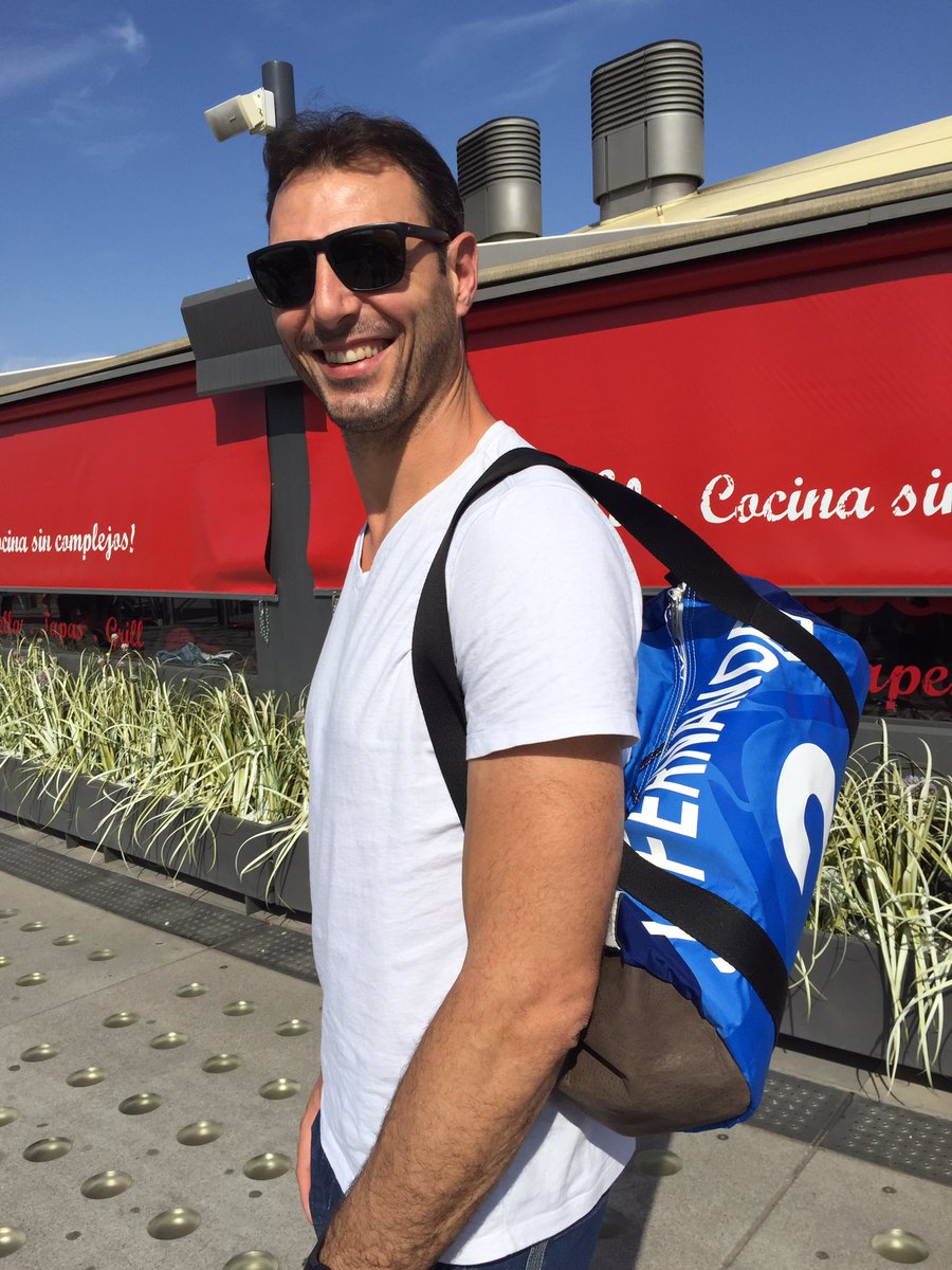 ValNicolas16's tweet photo. @JrmeFernandez J'ai l'impression que ton nouveau sac @1bag1match est parfait pour tes 40ans! #recyclage #maillotchampioneurope2014 #cadeau https://t.co/rTSgvIoHMu