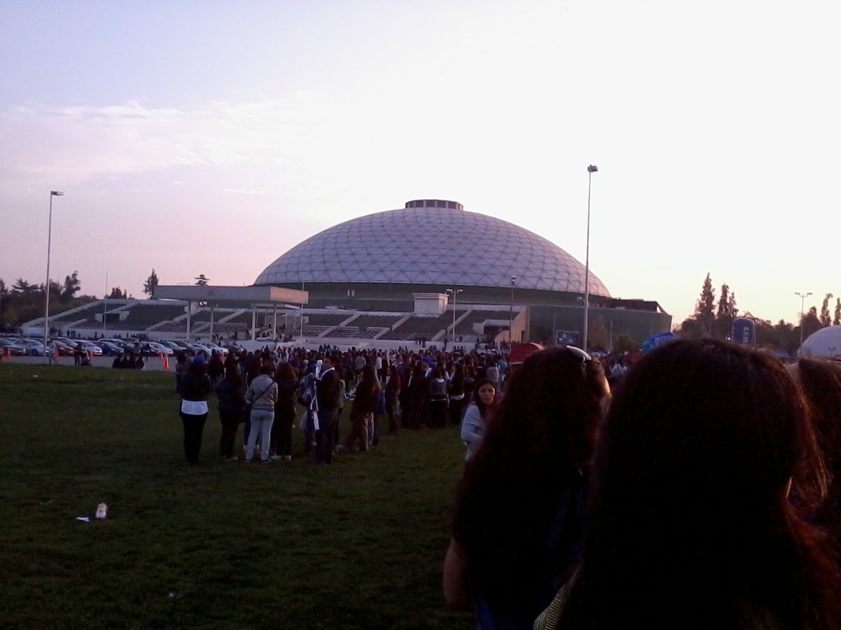 Gyuhae_'s tweet photo. Porque estoy picada, vengo a compartir una foto de mi espera en el Movistar para ver a Super Junior #SS5Chile muxos años ;;💙 https://t.co/3Hso6l3bfk