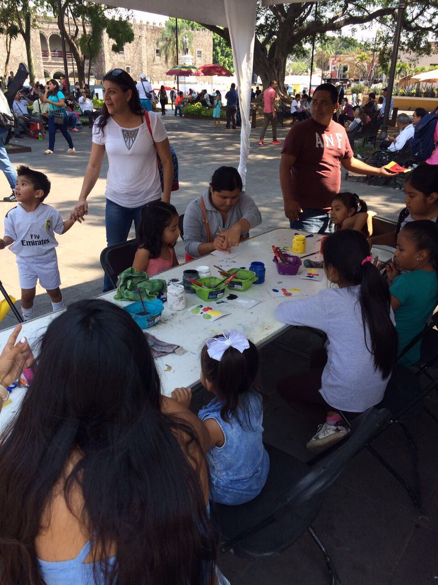 Plaza de armas de #Cuernavaca se vuelve un espacio donde padres y madres de familia disfrutan de actividades culturales con sus hij@s