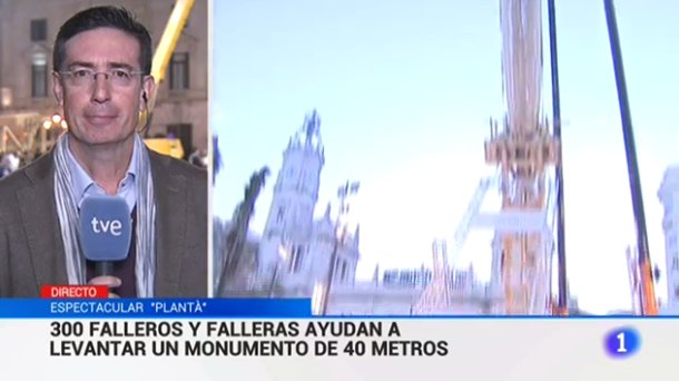 telediario_tve's tweet image. .@RTVEValencia  Ha quedado plantá la espectacular falla de la plaza del  Ayuntamiento de 41 metros de altura