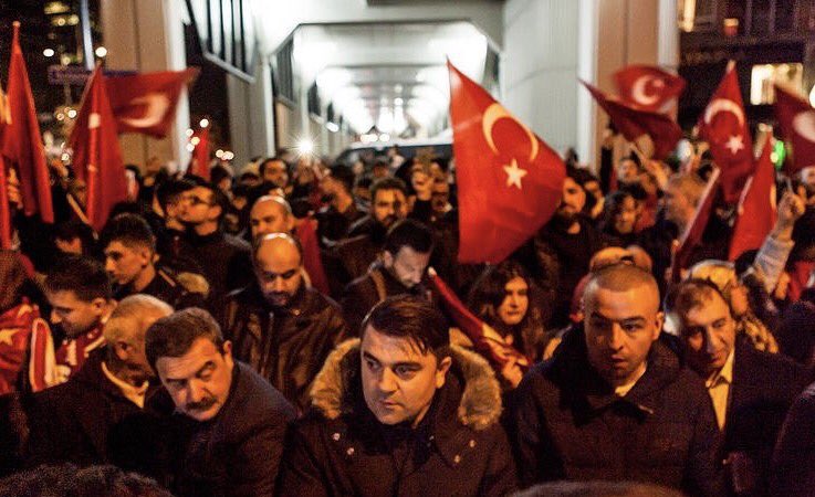 LaikYobaz's tweet photo. Hollanda'da kardeşlerimiz sokaklarda destan yazıyor !

#EvetAvrupaTitriyor https://t.co/r7rKskuZb6