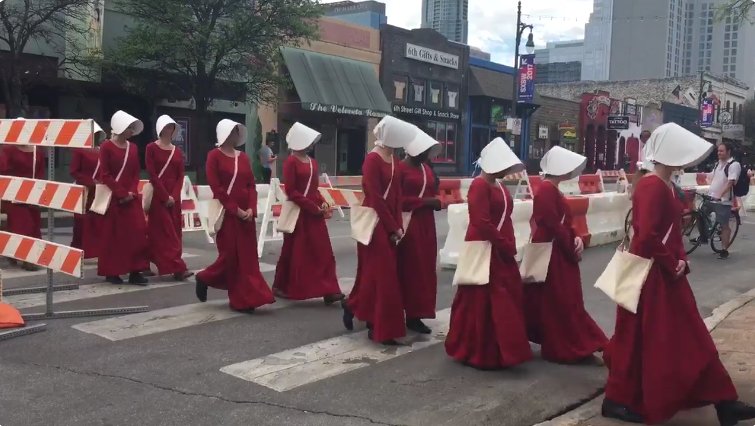 TheMarySue's tweet image. The #HandmaidsTale Invades #SXSW, and Margaret Atwood Reflects on Her Novel&apos;s Meaning Under Trump
themarysue.com/handmaids-tale…