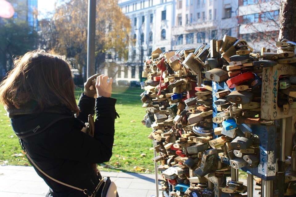 Eugenia_pfraga's tweet photo. Entre tanto candado cerrando puertas, rígidos, estáticos
VIVAN LAS MENTES INQUIETAS, VALIENTES, CURIOSAS,
LIBRES💡
#Budapest2014 https://t.co/E8s6iK7hYF