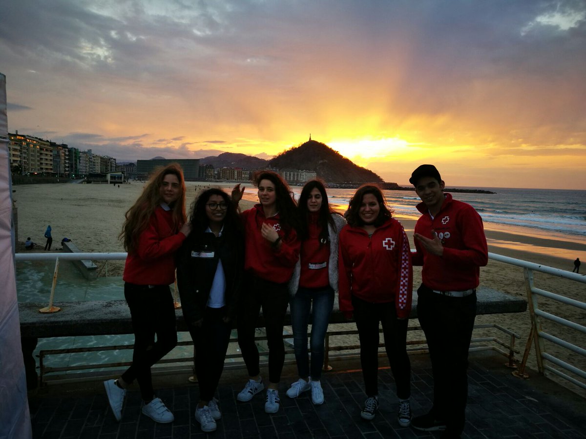 CruzRojaGip's tweet photo. ¡La lluvia no ha llegado y hemos podido realizar la sensibilización con muchas personas que se han acercado a Sagües! #Formula8M #DíaMujer 😊 https://t.co/s3sQOmXgHF