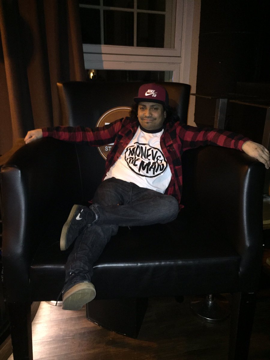 Deze man is er klaar voor, tot zo! #releaseparty #Riddles <a href="/mangozabbamusic/">Mango Zabba</a> <a href="/StadscafeBlij/">Stadscafe BLIJ</a>