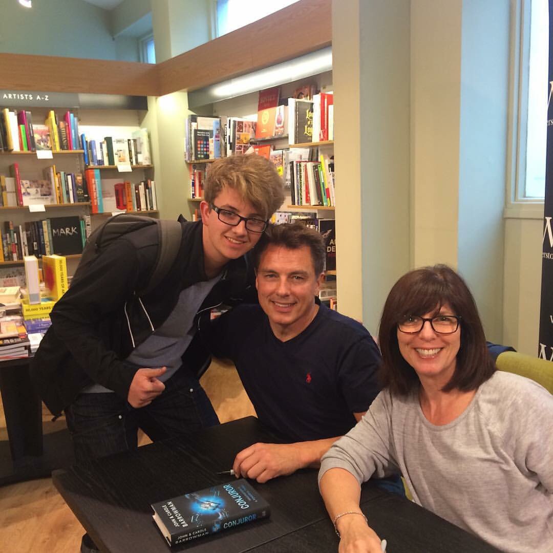  Happy birthday John Barrowman!! Hope you have lovely day! Hope I see you soon in HVFF! 