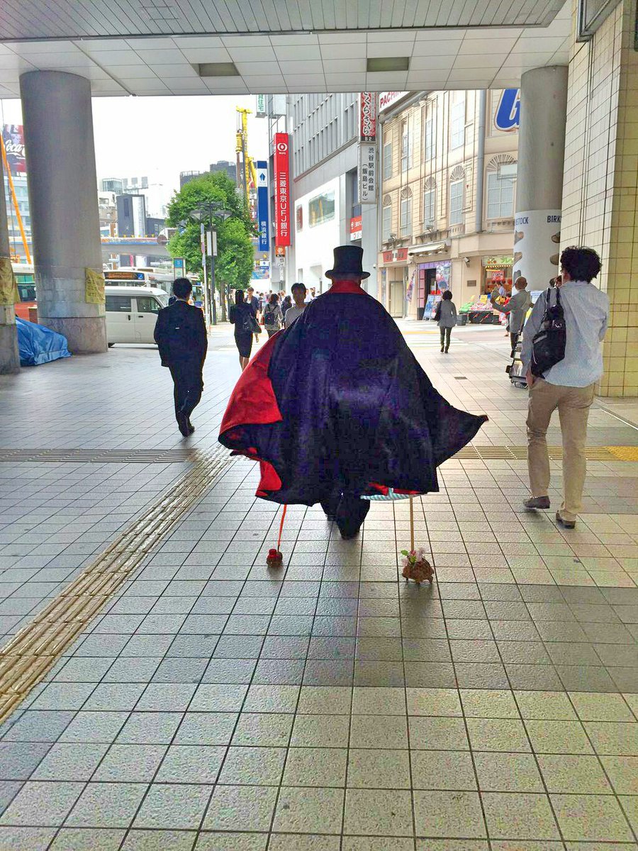 たわしおじさん2号 亀の子タワシのぶらっしーをリードに繋ぎペットの様に散歩させる中の人 バックショット晒すとrtが来る 後ろ姿は意外と撮っていない W 強風のお台場で後ろからだとマントしか見えていない 渋谷の駅前でマントを翻しながら たわしおじさん2号 亀の子タワシのぶらっしーをリードに繋ぎペットの様に散歩させる中の人 バックショット晒すとrtが来る 後ろ姿は意外と撮っていない W 強風のお台場で後ろからだとマントしか見えていない 渋谷の駅前でマントを翻しながら