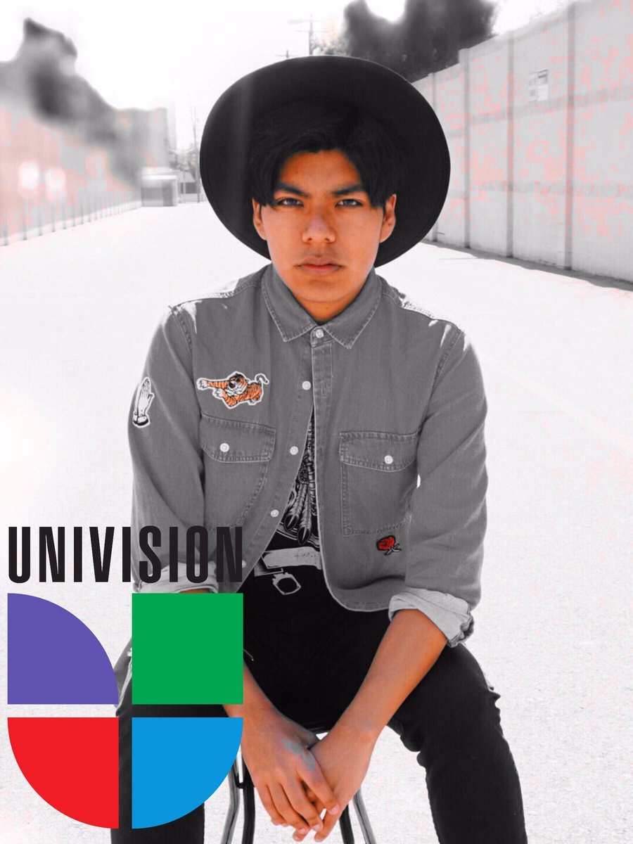 itsChrisiggz's tweet photo. Give me a retweet if you want to see an interview with @carlosiofficial and @Univision? ✌🏼✌🏼 please https://t.co/usJKBmKexx