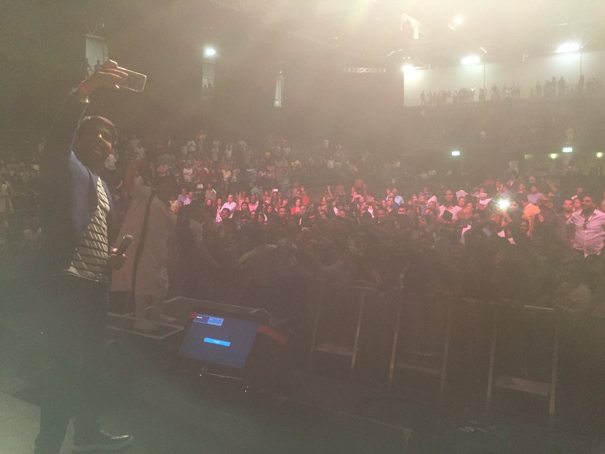 KapilSharmaK9's tweet photo. Thank u sydney for so much love .. now all set to rock in Melbourne.. love u all :) https://t.co/flvzu3opzD