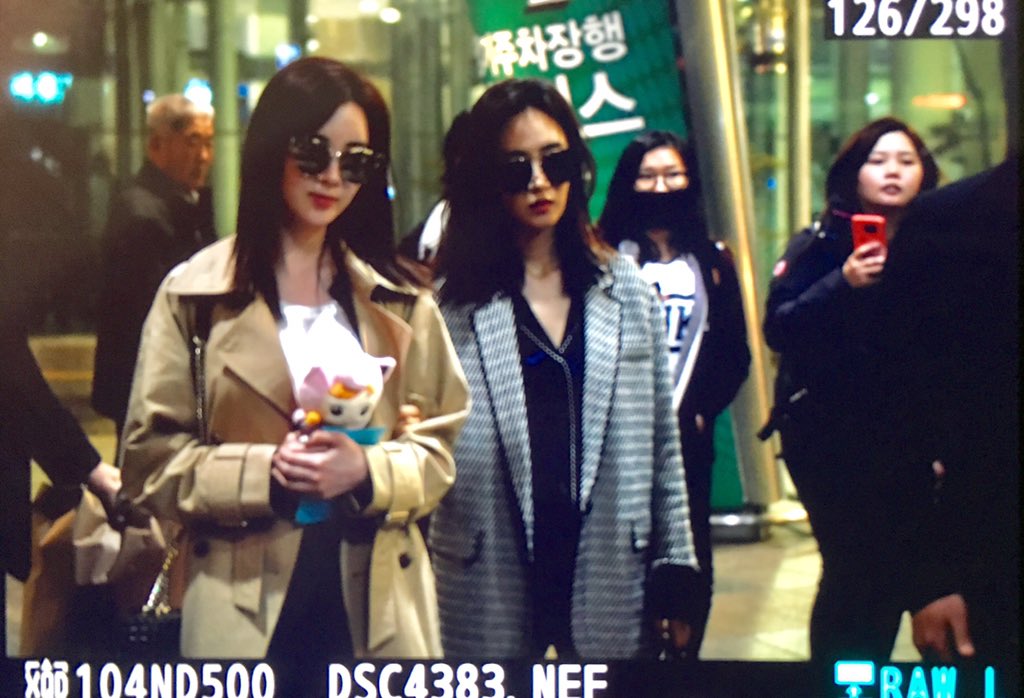 [PIC][12-03-2017]Yuri và SeoHyun trở về Hàn Quốc vào sáng nay C6qpIudU0AA19yH