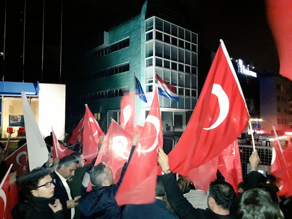 ismail066's tweet photo. #EvetAvrupaTitriyor Bayrağımızın kırmızı olması tesadüf değildir @MevlutCavusoglu @drbetulsayan @mustafaguness @kurtcancelebi @mstfsenn https://t.co/LgZWh6VIF1