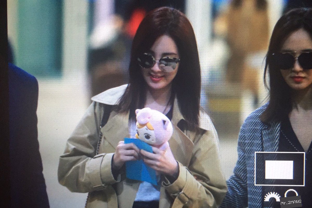 [PIC][12-03-2017]Yuri và SeoHyun trở về Hàn Quốc vào sáng nay C6qqKxlVoAAx_qU