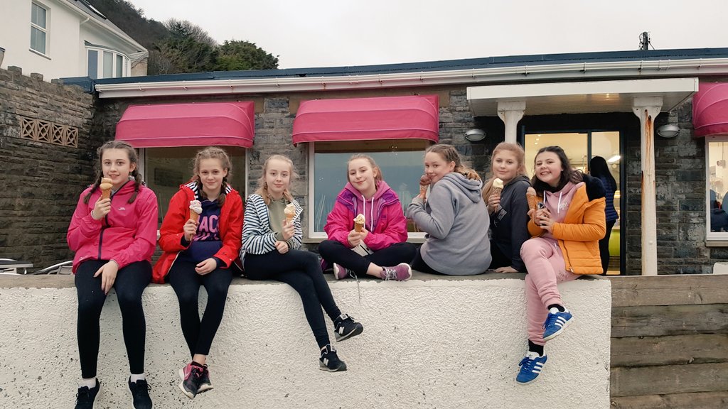 Cyf_Cymraeg's tweet photo. Taith i'r traeth! Byth yn rhy hwyr i hufen ia (never too cold for ice cream)! @llangrannog1932 @UrddCymoedd https://t.co/EMu7zyaZ6u