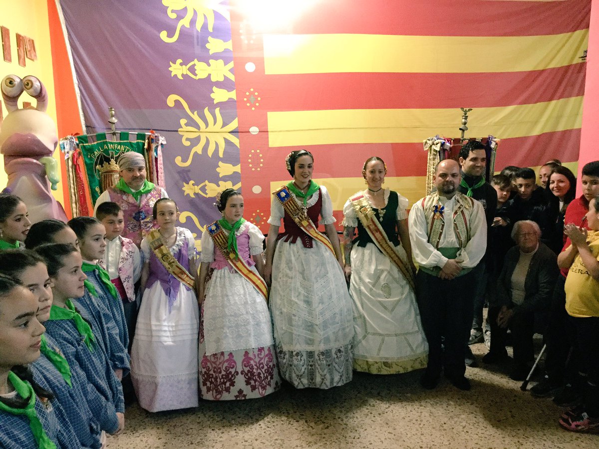 AytoPaterna's tweet photo. Continuem visitant falles. Ara #fallagrupsmerced #nitdalbaes #falles2017 #Paterna #sompatrimoni https://t.co/no6uTeVbQa