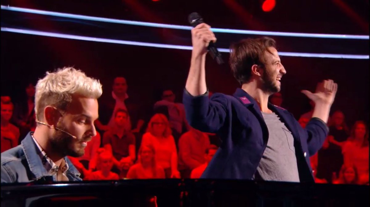 TheVoice_TF1's tweet photo. #TheVoice 
@MarvinDupre n'en revient pas de chanter avec @Mpokora ! 
Ce moment est MAGIQUE vous ne trouvez pas ? https://t.co/zD2mHFMOfD
