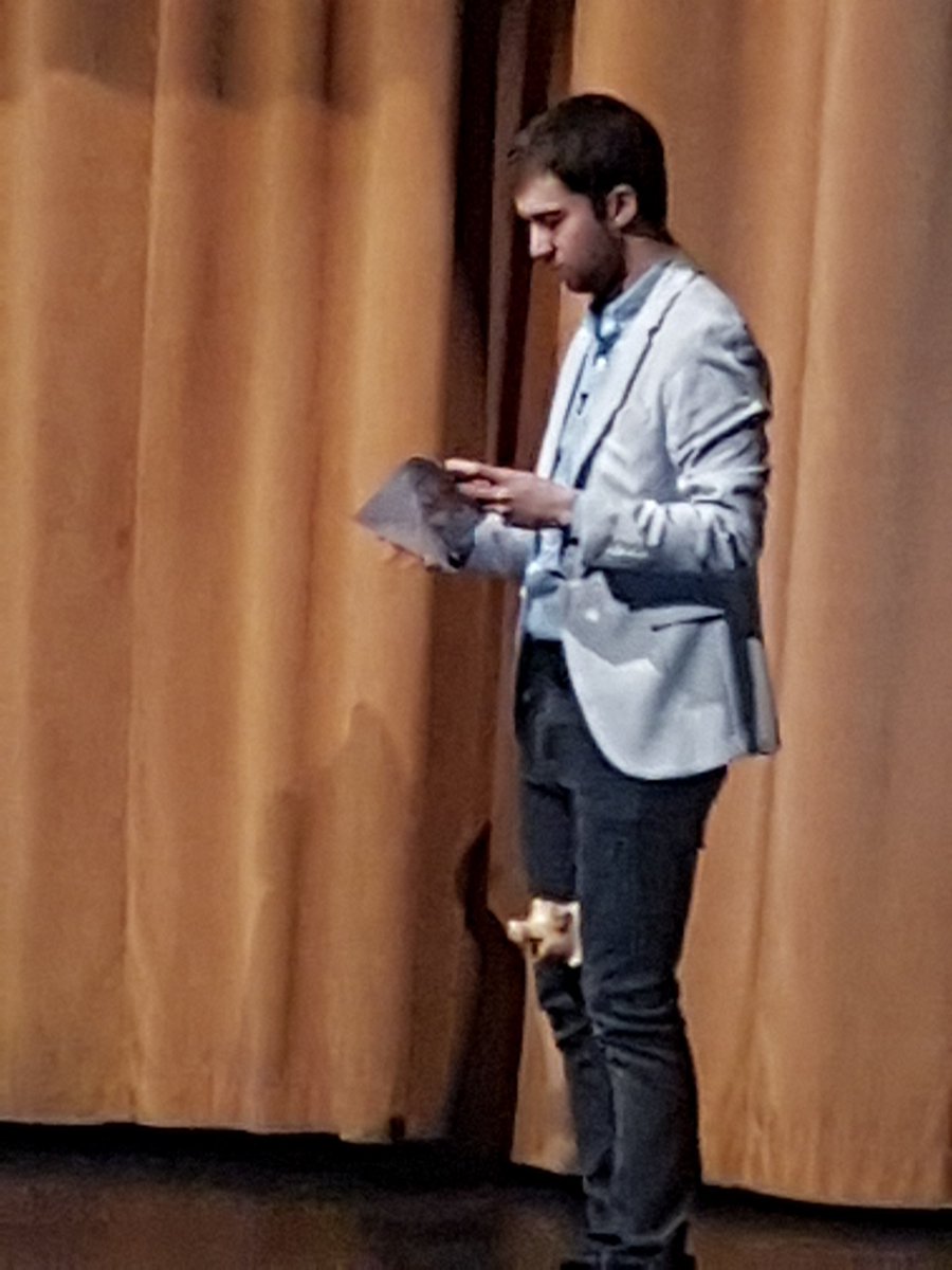 lembe21's tweet photo. #MeGustasTu2017 y el guarrino también esta aqui mirar como se asoma 😂😂😂 https://t.co/QW0YAkhJfI