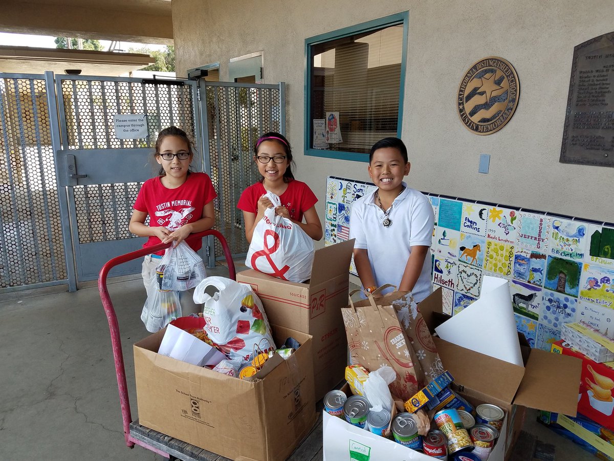 JennaIreyOlson's tweet photo. Tustin Memorial student council members collecting food for the Orange County Rescue Mission @Tustinmemorial @Sharon_Maeda @StallerDevra https://t.co/lOBMrp4V50