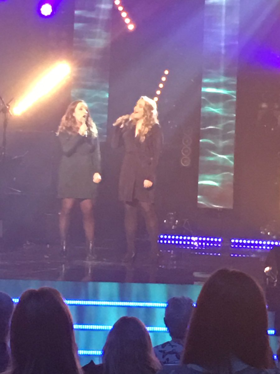 lydiaparryjones's tweet photo. Cân hyfryd gan @LlinosEmanuel #CiG2017 @S4C 
A caru ffrog @elinfflur a @Tryst_Ellis yn edrych yn slic! https://t.co/v6cbl8tSZT