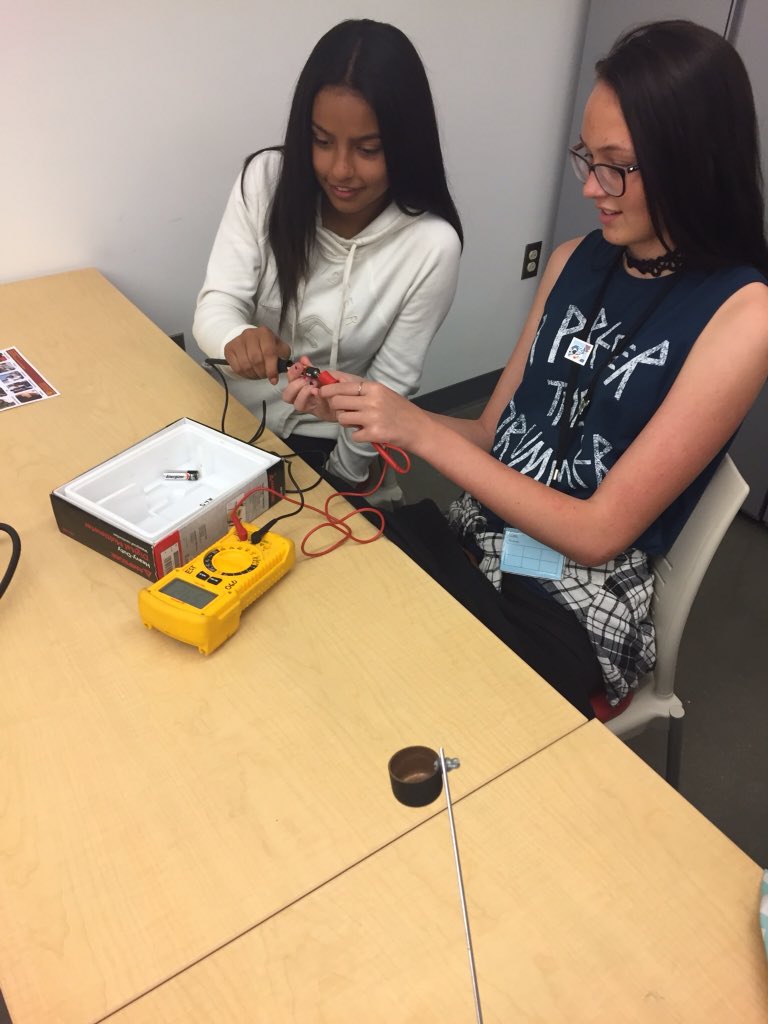 MrSolisScorpion's tweet photo. @CollegeofDesert @kielaj Our DSMS 8th graders learning about renewable energy in the Applied Sci. building, AS 106 https://t.co/YdUbPI69OE