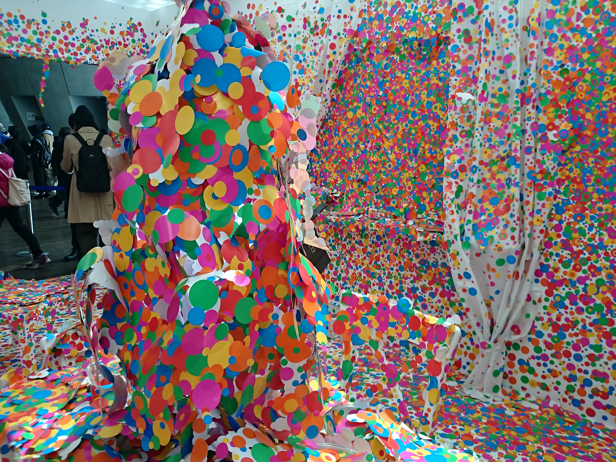 𝙻𝚘𝚝𝚞𝚜 𝚞𝚜𝚊 うさ 国立新美術館 で開催中の 草間彌生わが永遠の魂 展 お客さんが作り上げていく作品イベントあります 観覧チケットなくても参加できる場所だったような シールをもらって白い小部屋に貼る気軽なものだけどみんな真剣 私 𝙻𝚘𝚝𝚞𝚜 𝚞𝚜𝚊 うさ 国立新美術館 で開催中の 草間彌生わが永遠の魂 展 お客さんが作り上げていく作品イベントあります 観覧チケットなくても参加できる場所だったような シールをもらって白い小部屋に貼る気軽なものだけどみんな真剣 私