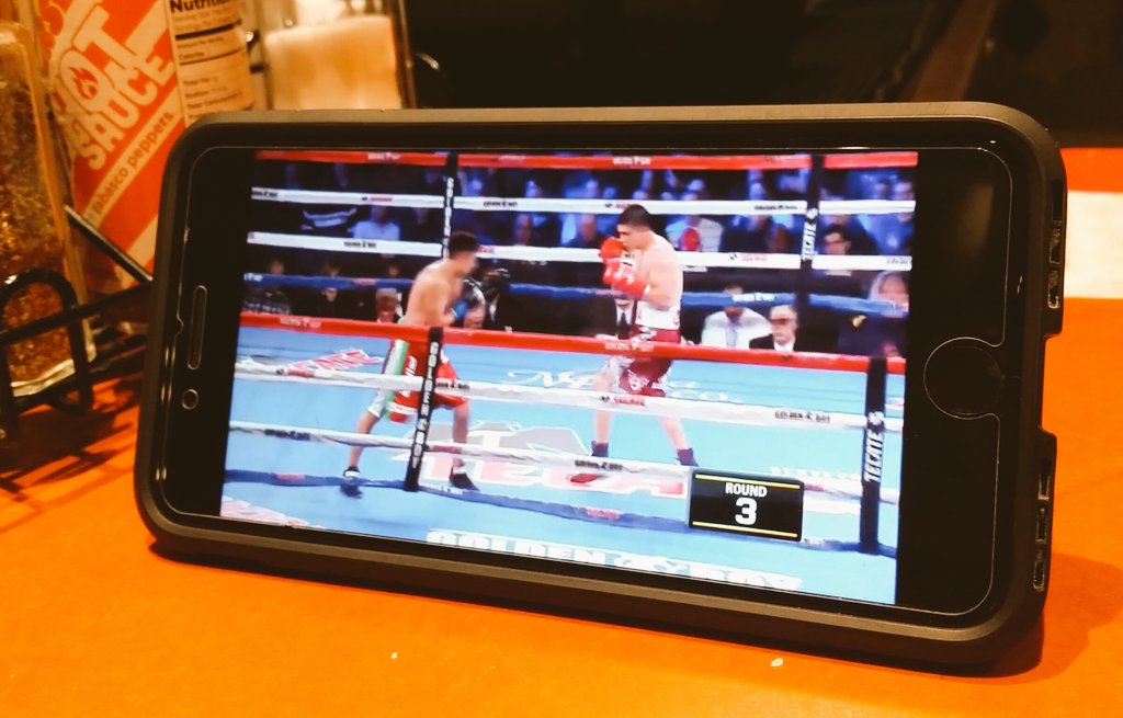 southpawluis's tweet photo. Some wings and undercards. #RingTVlive https://t.co/PG4c2UfvpY