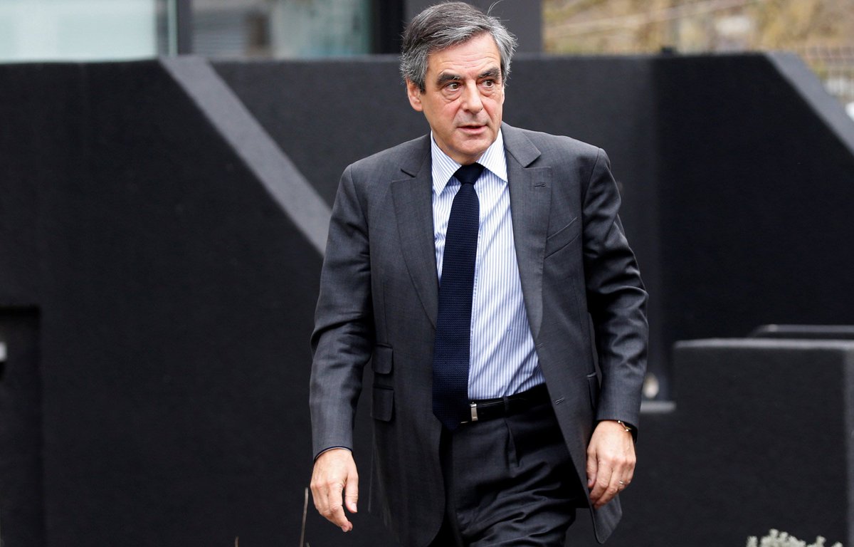 leJDD's tweet image. Le 20 février, deux costumes de Fillon ont été payés en chèque par un ami généreux, pour un montant de 13 000 euros lejdd.fr/Politique/Qui-…