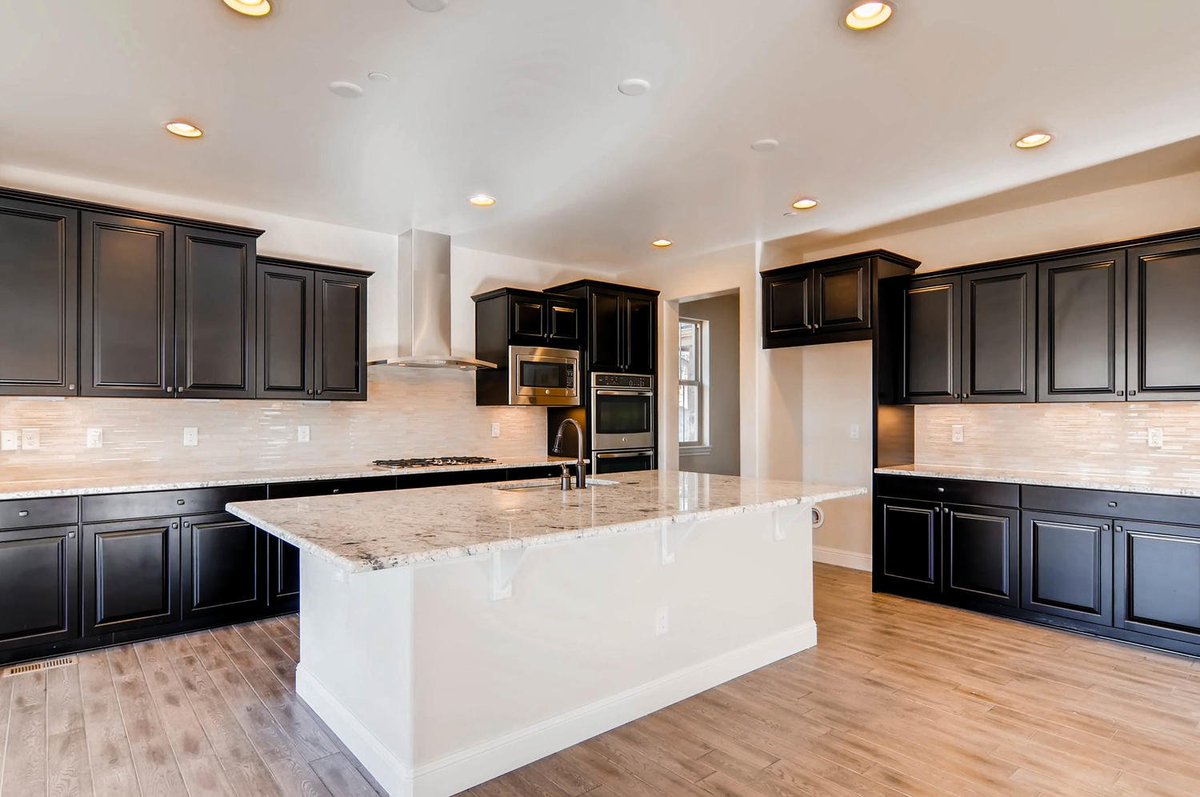 DenverTM_Homes's tweet photo. #Coloradofoodies! Imagine cooking in this #CO #kitchen... https://t.co/pXFSGJ6xjz. #newhomegoals #colorado #realestate https://t.co/UmmzwUelOP