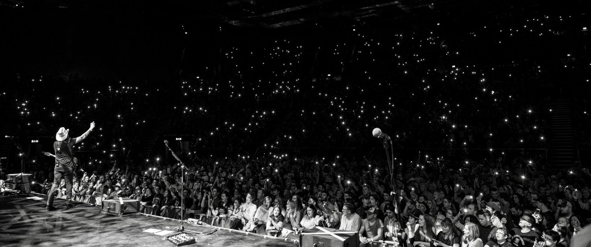 BradPaisley's tweet photo. Great to be in the land of leprechauns tonight! #C2C2017 #Today https://t.co/A6JbKtOR4Y