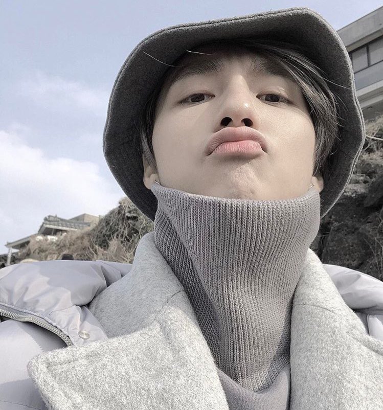 liveloaflove's tweet photo. Sơn Tùng be killin #turtleneck XD https://t.co/5Lh7Bbk7cx