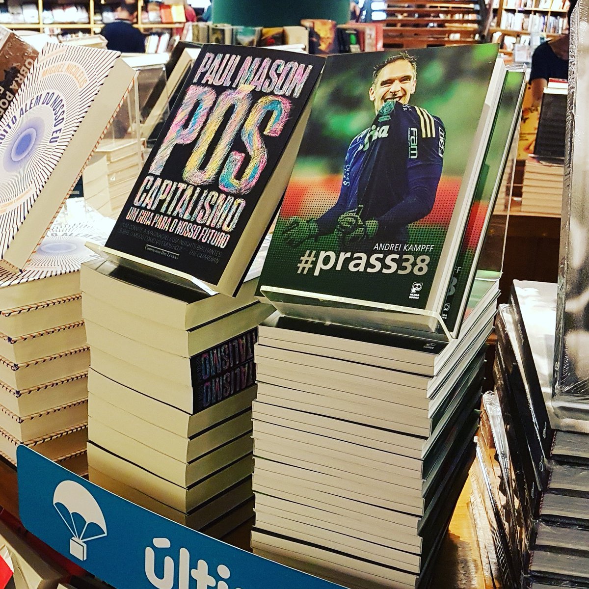 AndreiKampff's tweet photo. Tá pronto. Tá nas livrarias. Na segunda, lançamento em São Paulo. #prass38 #livrariacultura #pandabooks #vemaí #esportedasletras https://t.co/o8y9kcJXNk
