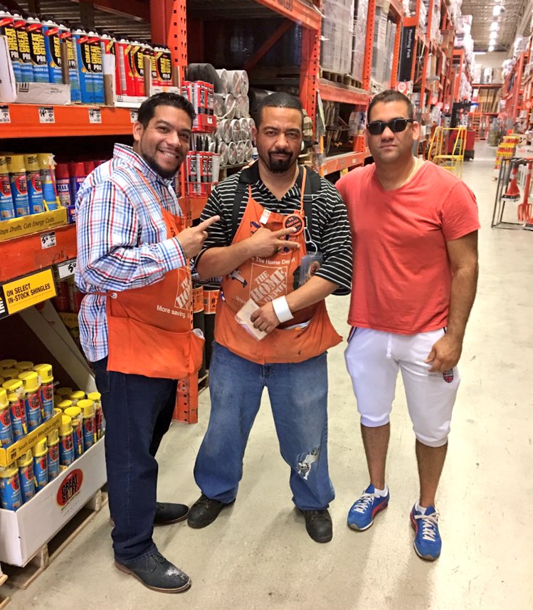 CindySan_D9's tweet photo. Joel being recognized by a customer for his #Outstanding #CustomerService #GreatJob #LivingOurValues 🎉👏🏼👏🏼#BuildingStrongRelations #HD #6310 https://t.co/4UfN1GQNwz