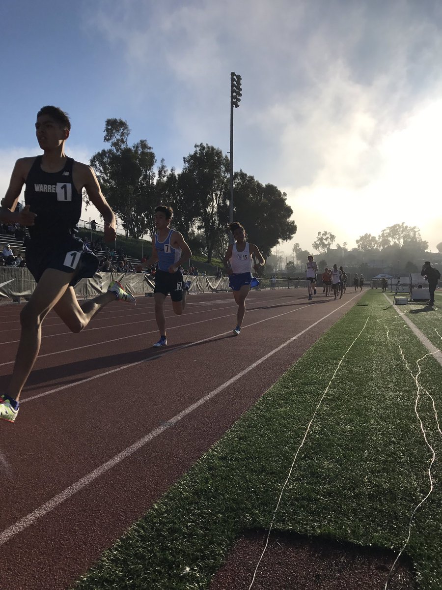 RBTrackFestival's tweet photo. Boys 800M #warrenhighschool leading the pack #RedondoTrackFestival https://t.co/Xp6vFnhivs