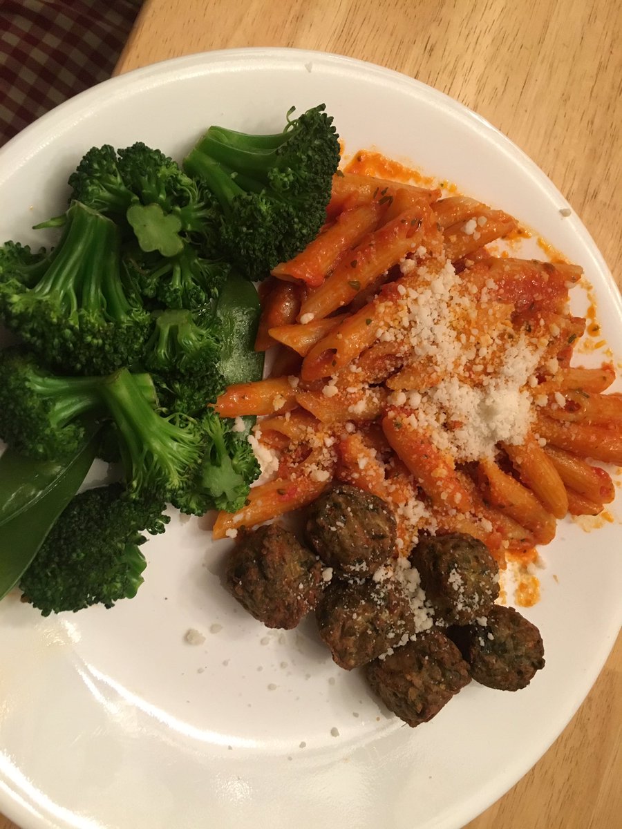 mikebushksdk's tweet photo. Wife is out so I cooked up some homemade penne arrabbiata with broccoli and spicy quinoa bites. #lonelychef https://t.co/AvVbC6e736