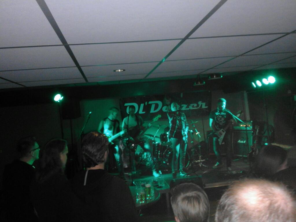 NicoAltena79's tweet photo. Koud bier en gitaarmuziek. #wilddivision en #oldeezer @ dorpshuis #heujmansbelt #bruchterveld https://t.co/QLewev3NiI