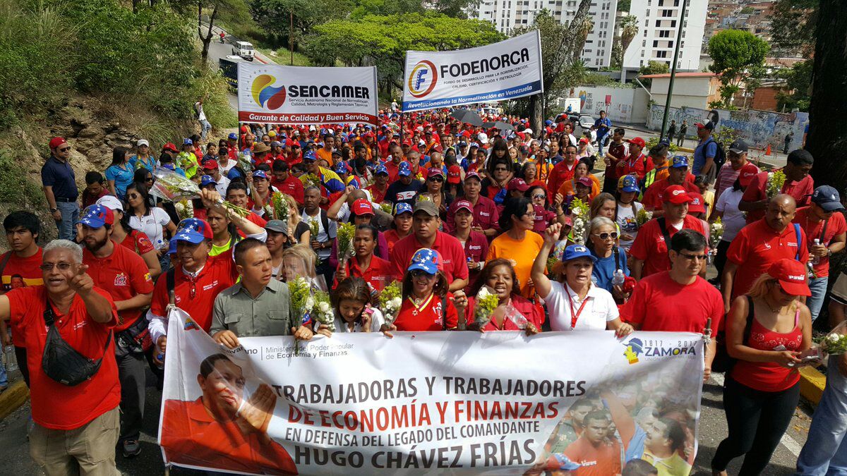 minecofinanzas's tweet photo. Trabajadores de Economía y Finanzas rindieron tributo al Comandante Chávez en el Cuartel 4F @NicolasMaduro 
https://t.co/Rtk3HIGXDK https://t.co/VJMDV7Tfpx
