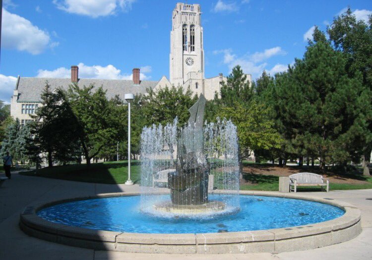 Students2021's tweet photo. University of Toledo 💛💙🎓 #GoRockets #FutureRocket https://t.co/MWhUAQOQVW