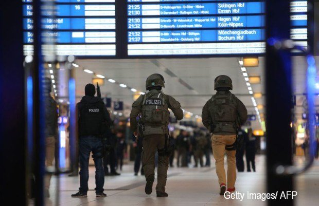 advanced_ro's tweet image. Atac cu toporul in gara din Dusseldorf, soldat cu 9 raniti. Marturiile calatorilor: “Am… advancedstudio.ro/atac-cu-toporu…