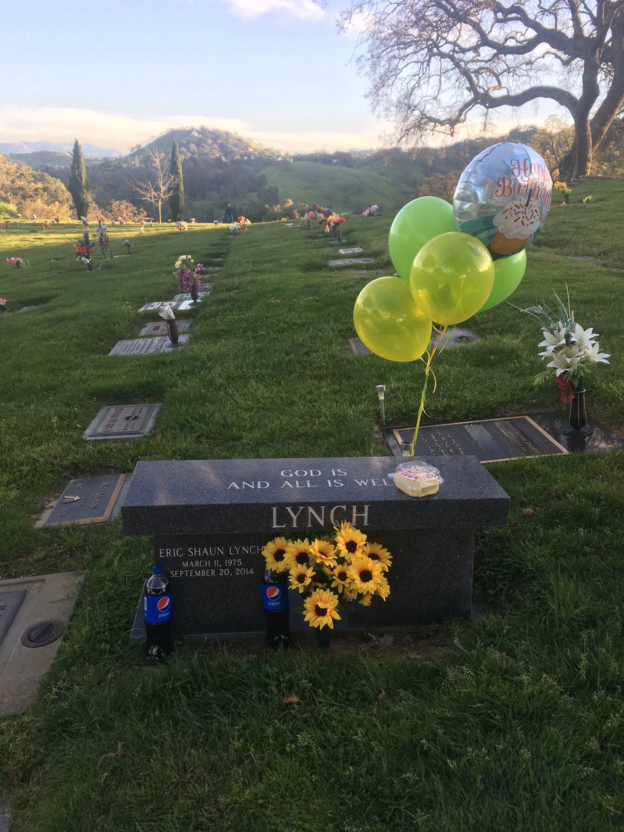 boboFromCA's tweet photo. Eric finally flew with balloons... happy birthday #ripEricTheActor @shalomshuli @GonzoShitCock @hperik1971 https://t.co/ZFXamG5ce1