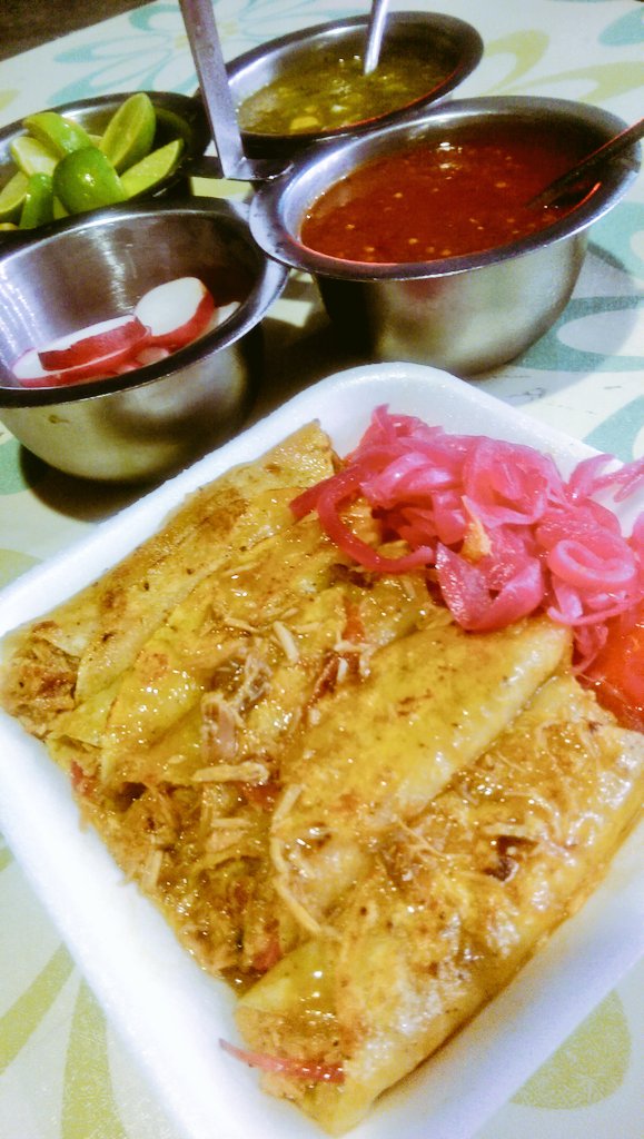 ramirezgaytanmx's tweet photo. #TacosDeCochinita de #ElCheff #Acapulco valor nutricional: me vale!!! Están deliciosos!! Ñam #NutriGordo https://t.co/pWjncWGcPY