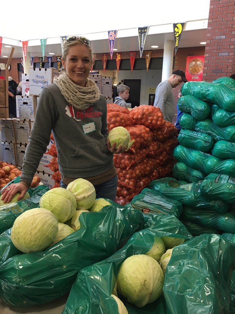 MichelleUfner's tweet photo. Service project at Pittsburgh Food Bank today. Distributed food to over 400 households @TeamRubicon @TeamRubicon_3 https://t.co/klZPZJKUCD