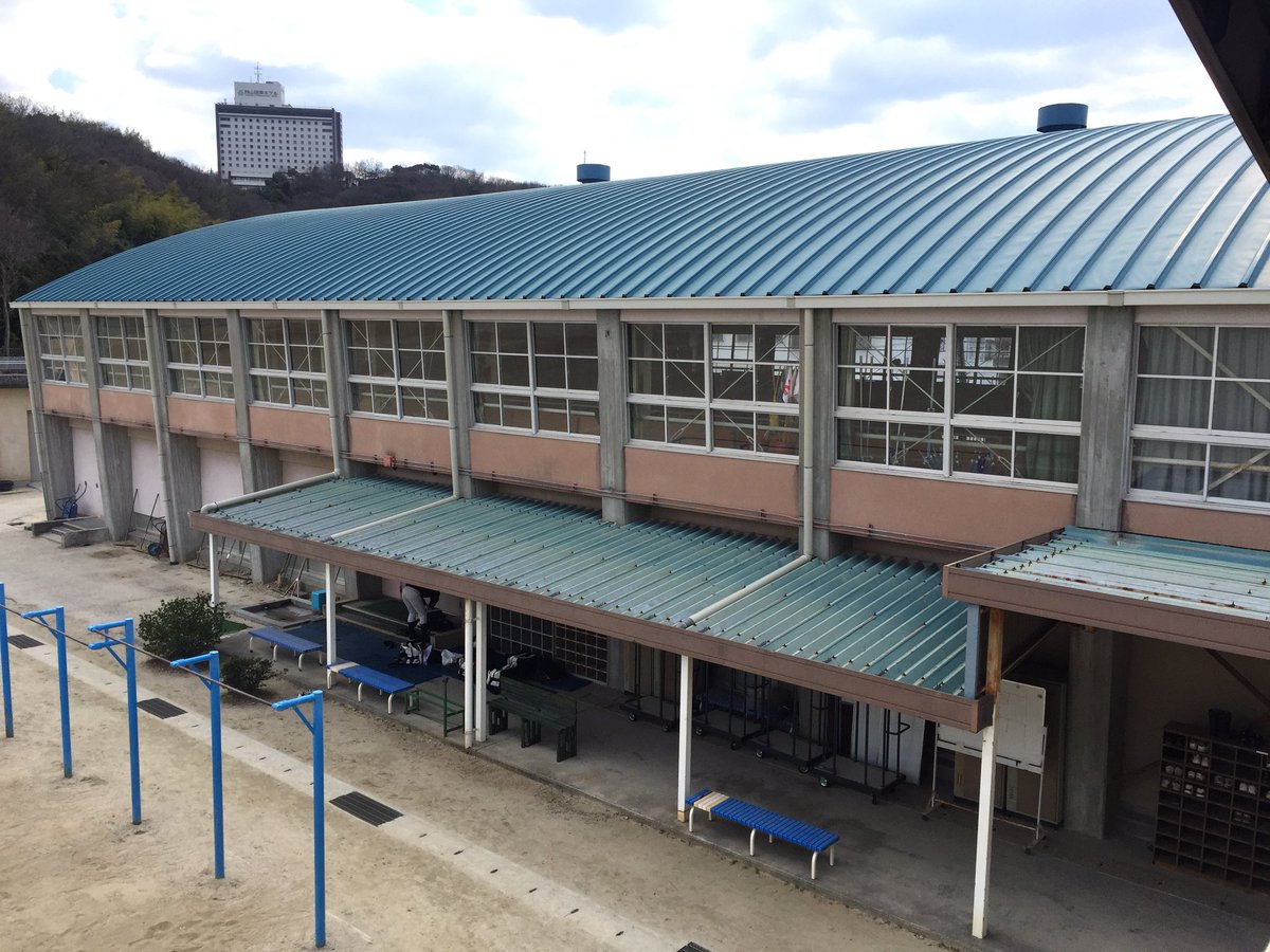 あいさわ一郎 半世紀の風雪に耐えてきた岡山大学教育学部附属中学校の体育館です 岡山大学関連で予算措置して ようやく建て替えが決定 もう直ぐ卒業式 そして入学式が済んだら取り壊し いろいろ想い出があります バスケットやバレーボールやりました