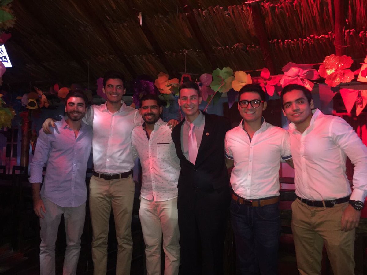 josemarioflorez's tweet photo. No me imagino haber pasado mi grado de una mejor manera #ingenieromecanico #graciastotales https://t.co/IzSwze6hov