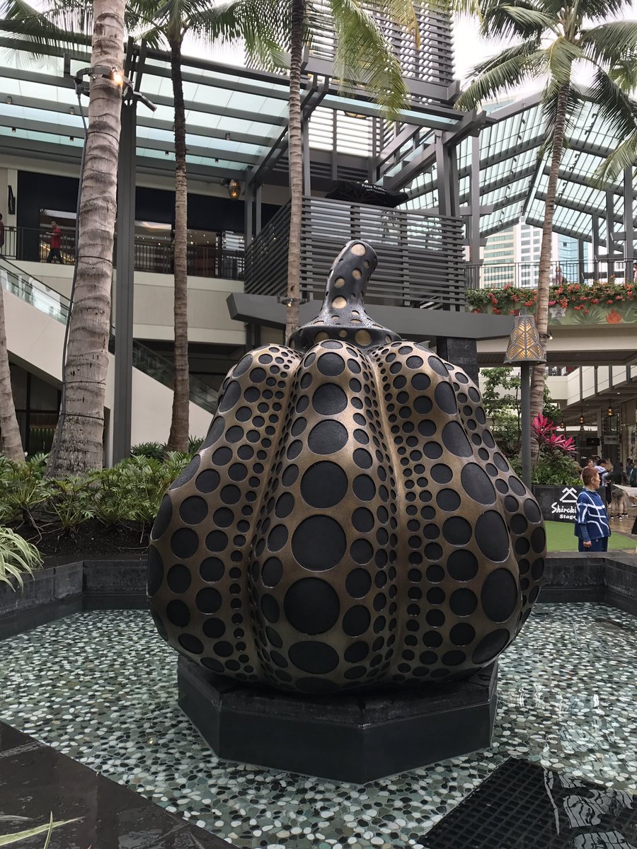 쿠사마 아요이가 만든 호박을 하와이에서 만나니 방갑다. 방가움 이란 감정역시 예술의 힘이라 생각한다. 안녕! Kusama!