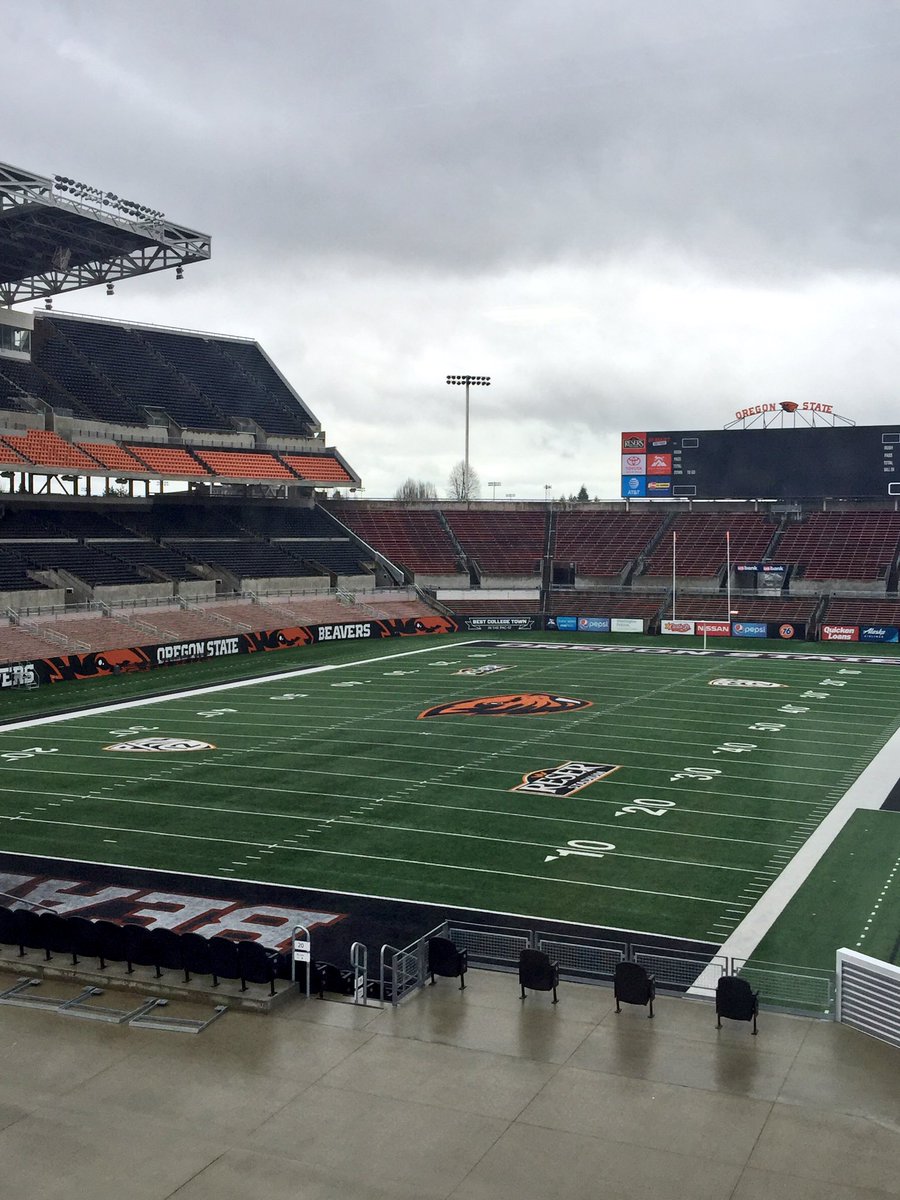 WHSBearFootball's tweet photo. DL Coach/Recruiting Coordinator @CoachCambero stopped by @BeaverFootball to check out scrimmage! Thank you @CoachChadK45 #GoBeavs #WarrenFB https://t.co/rPobvXlOlq
